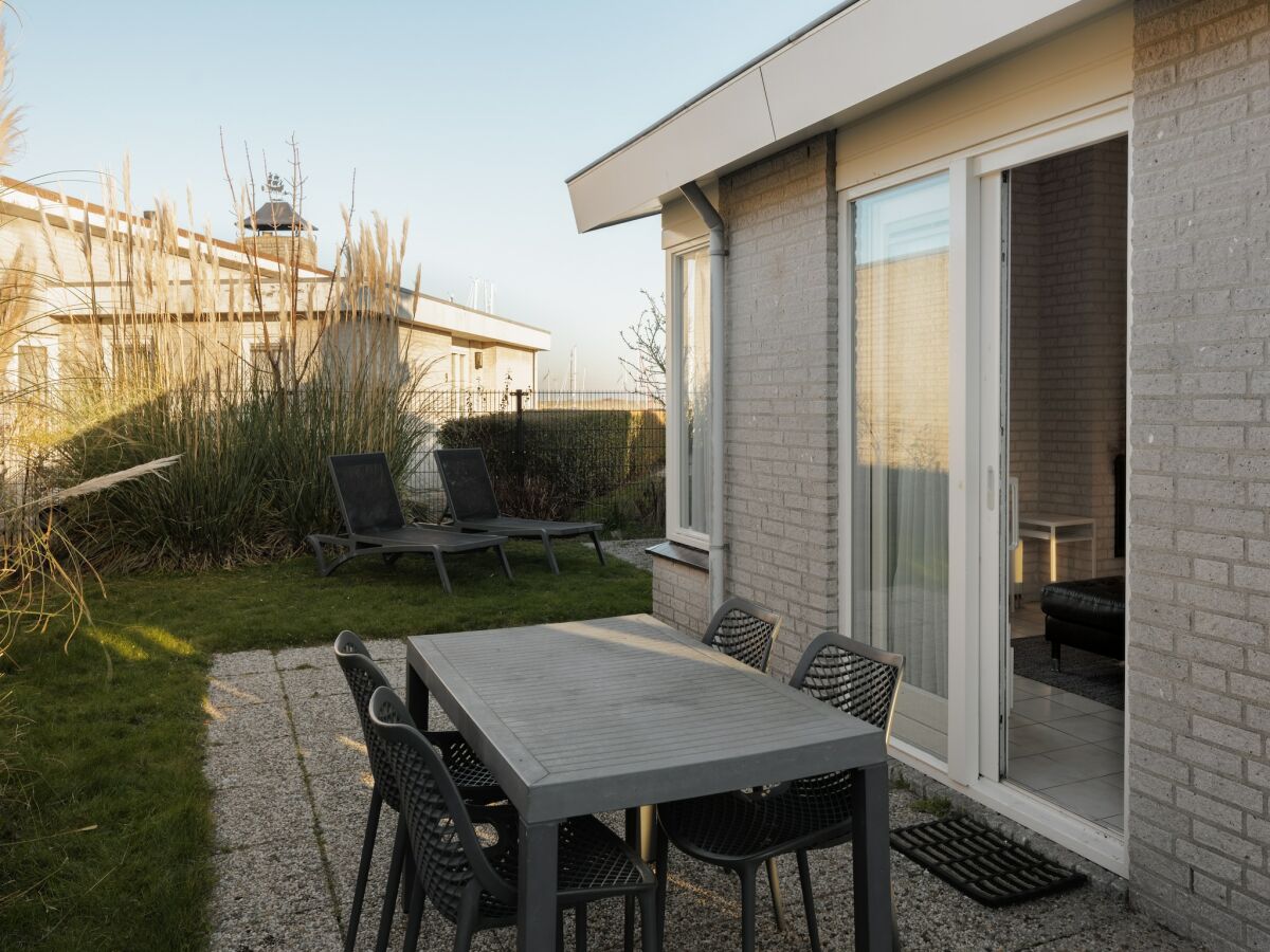 Holiday park Bungalow in Netherlands with Private Sauna - Outdoor photo 2
