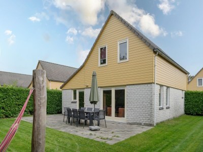 Holiday park Holiday Home in Zeeland with Spacious Garden - Outdoor photo 4