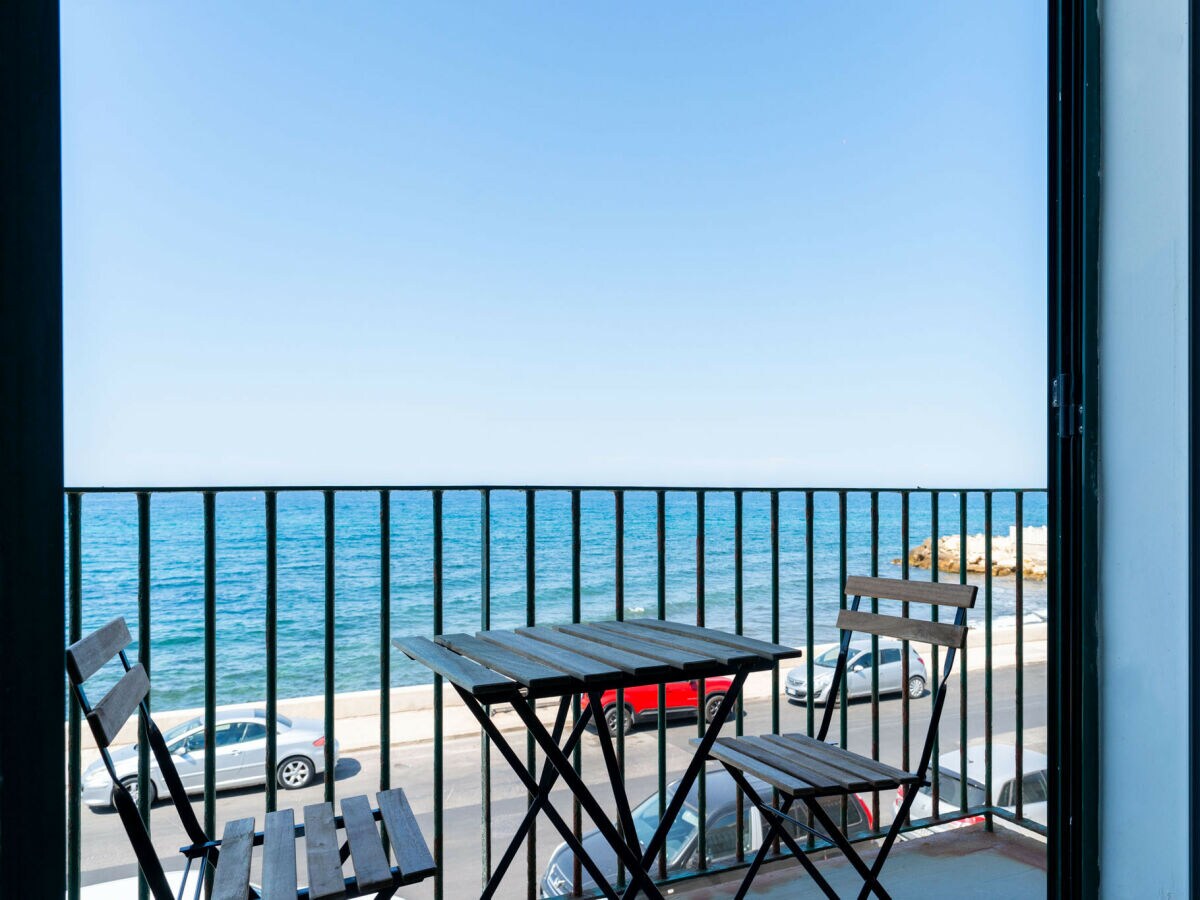 Apartment The Sea Outside Apartment 02