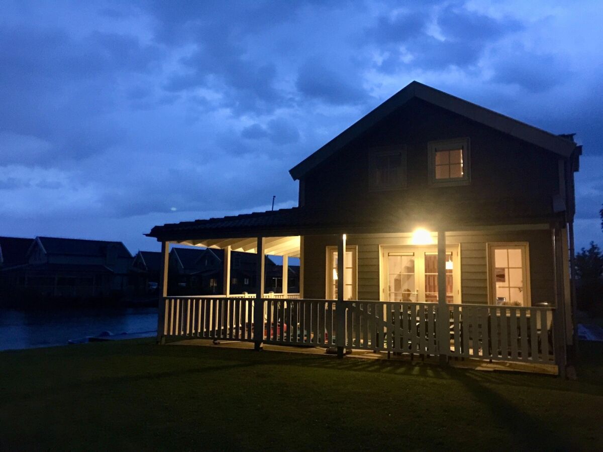 Holiday house Bungalow am Wasser mit Sauna in Holland - Outdoor photo 2