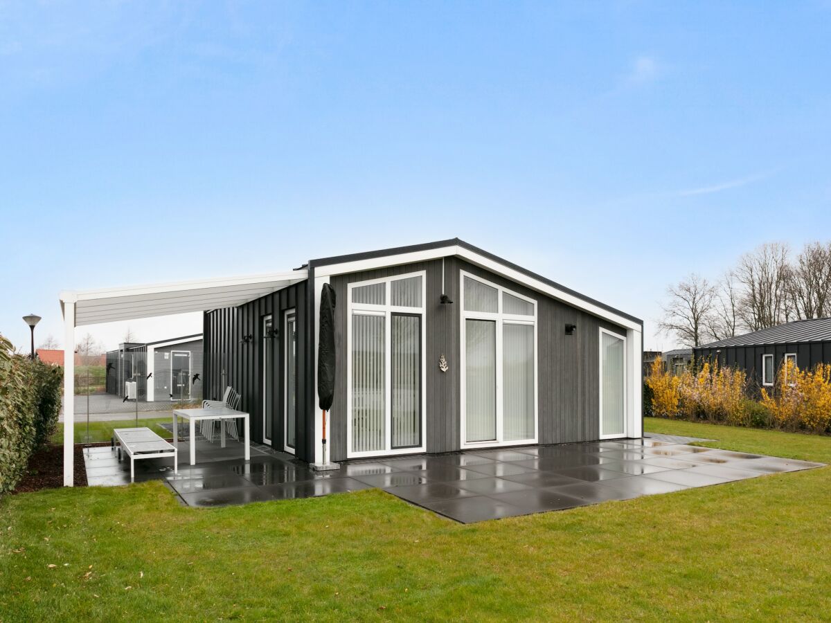 Holiday park Chalet in Wemeldinge am Teich für 4 Von Belvilla - Outdoor photo 2