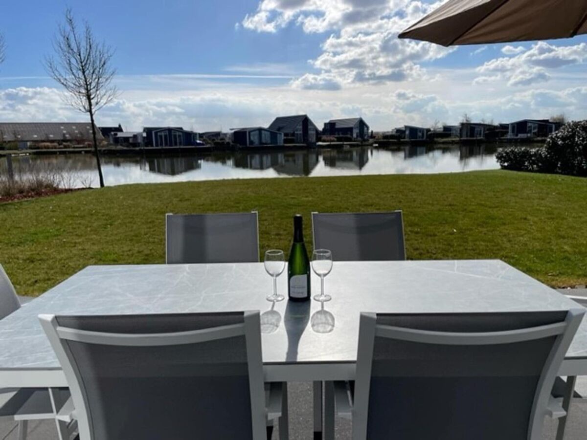 Holiday park Chalet in Wemeldinge am Teich für 4 Von Belvilla - Outdoor photo 3