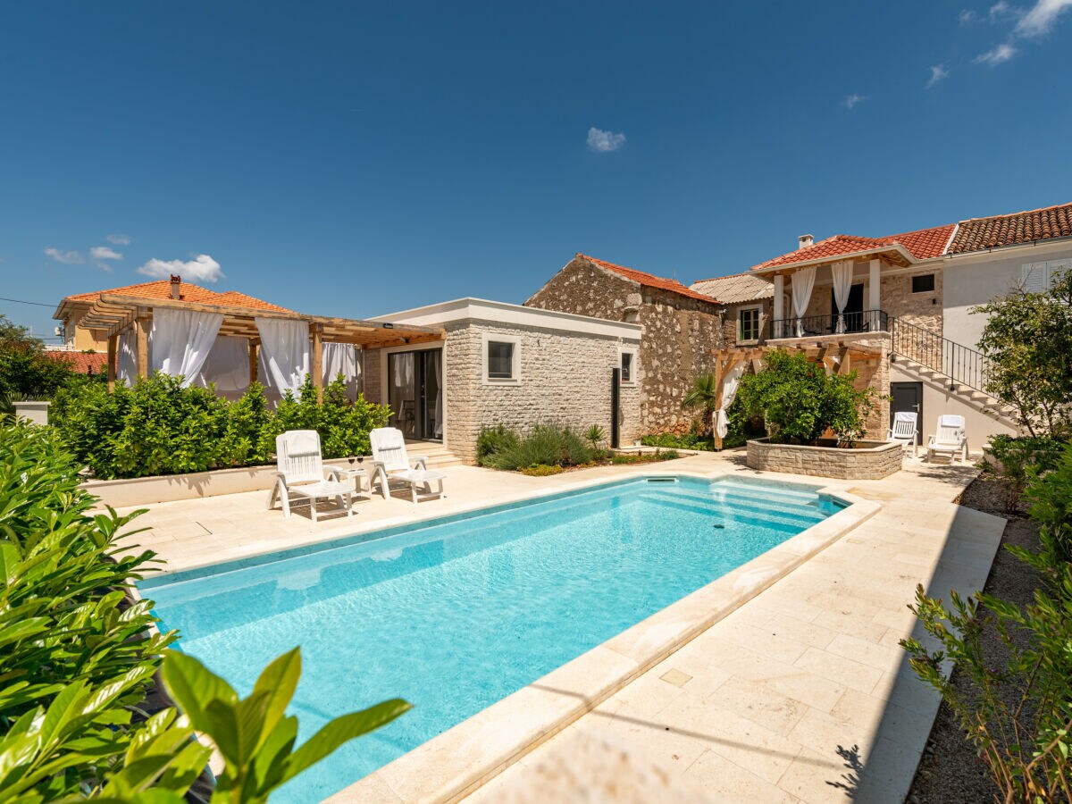 Apartment Studio Apartment Varos with shared pool