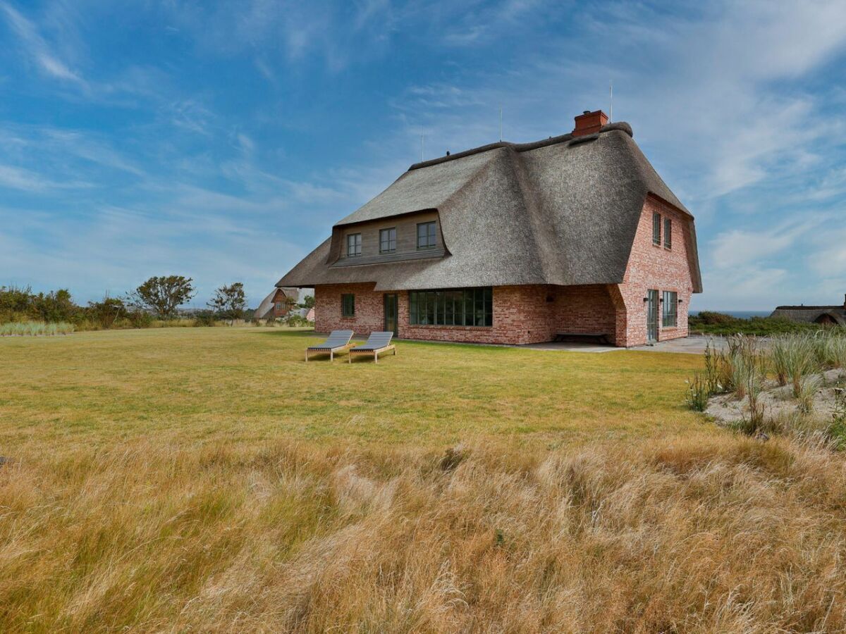 Holiday house Ferienhaus The One Sylt - Traumhaus unter Reet, zwischen Wattenmeer und Nordsee - Outdoor photo 3
