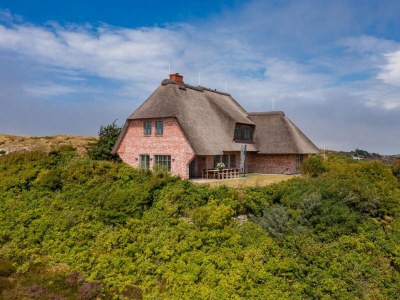 Holiday house Ferienhaus The One Sylt - Traumhaus unter Reet, zwischen Wattenmeer und Nordsee - Outdoor photo 2