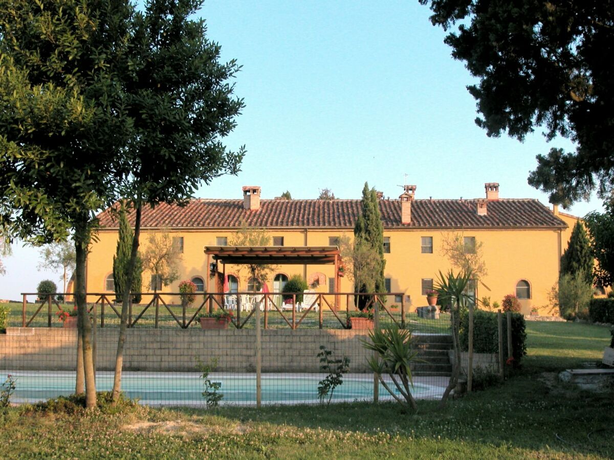 Farmhouse Apartment in Guasticce mit Gemeinschaftspool