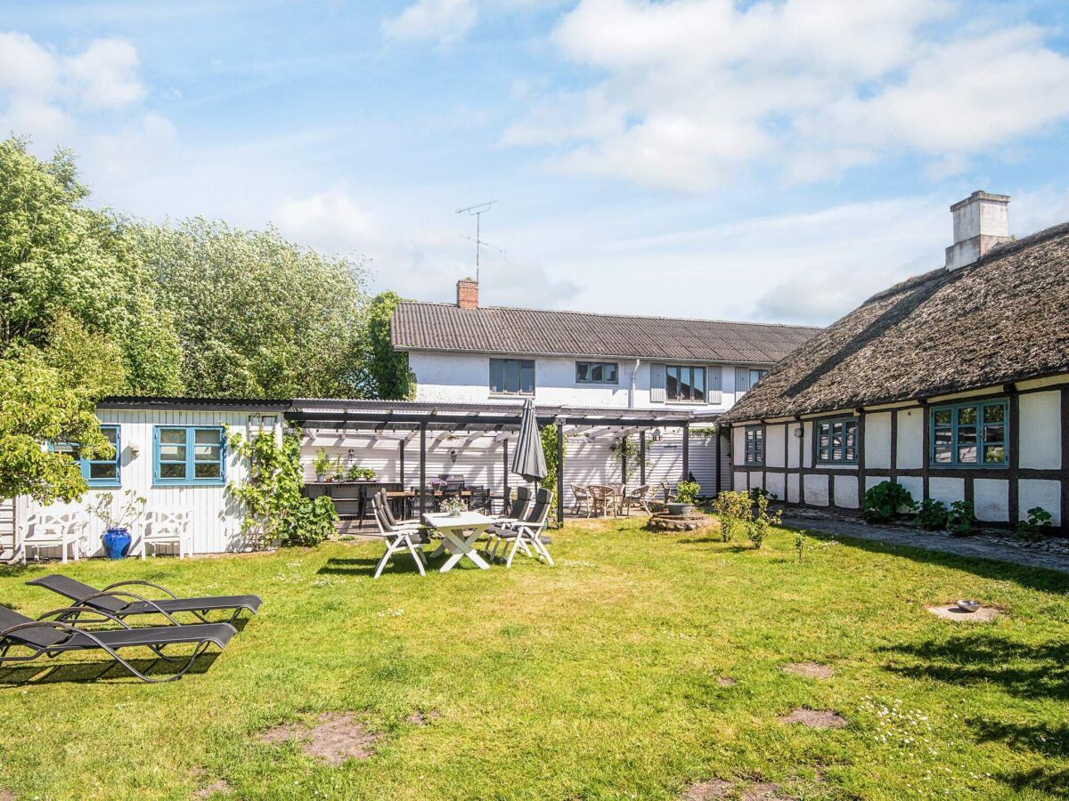 Holiday house House with beautiful garden - Outdoor photo 2