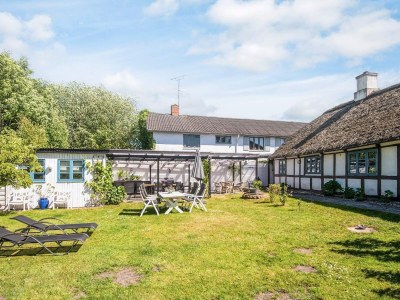 Holiday house House with beautiful garden - Outdoor photo 2