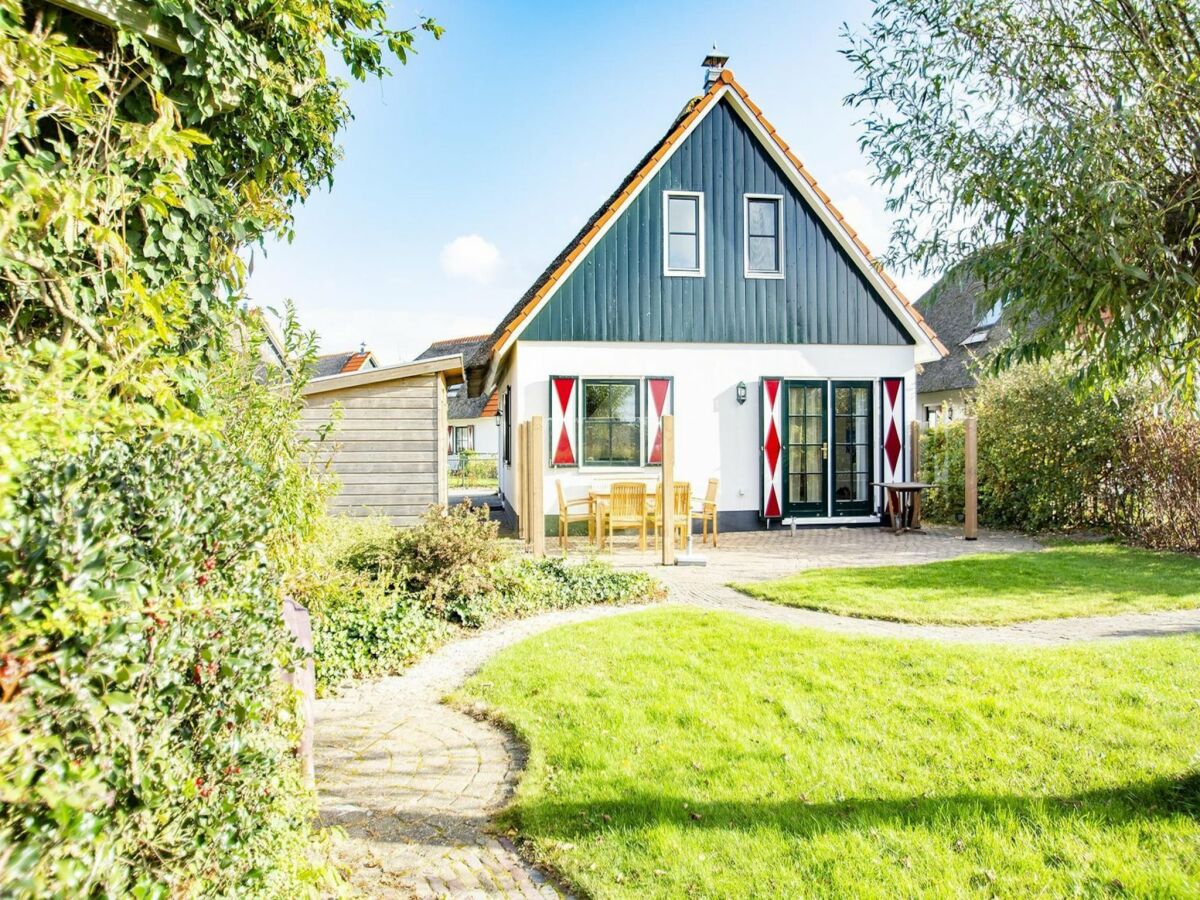 Villa Luxury villa on the water with garden