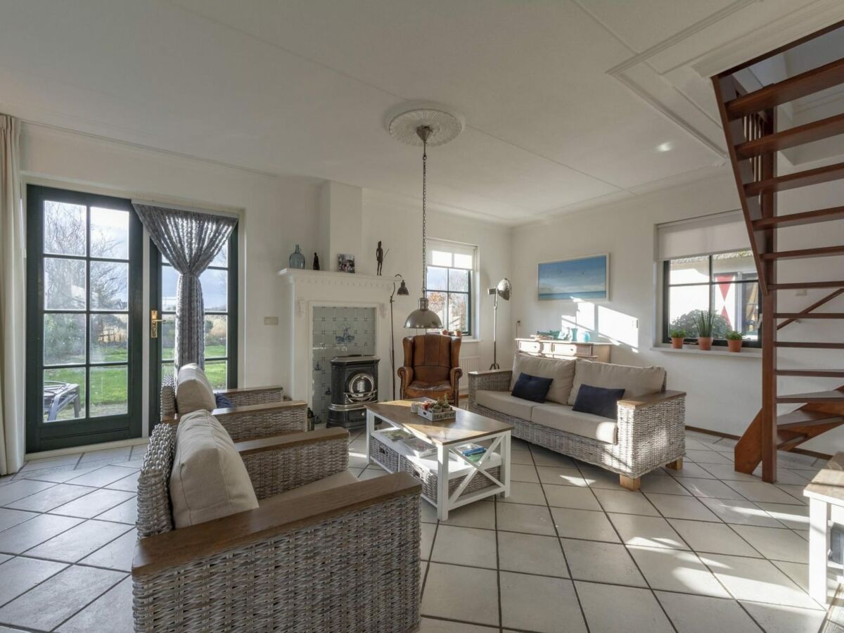 Villa Luxury villa on the water with garden - Outdoor photo 3