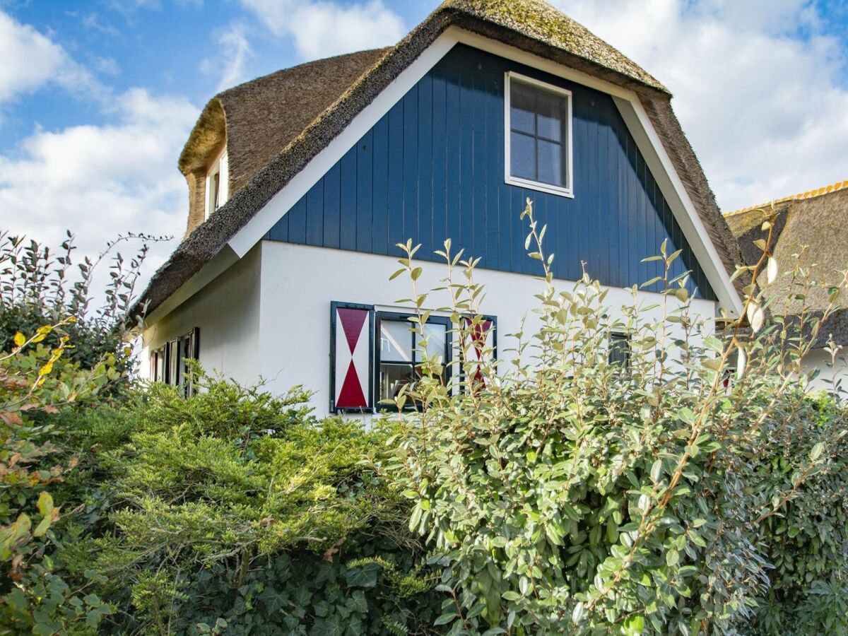 Villa Luxury villa on the water with garden - Outdoor photo 5