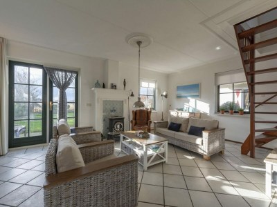 Villa Luxury villa on the water with garden - Outdoor photo 3