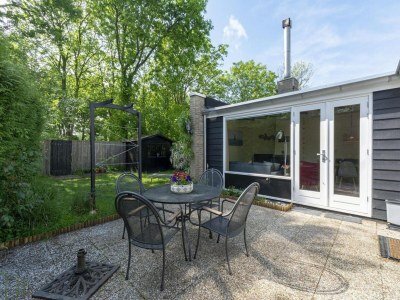 Bungalow Trendy holiday home with patio - Outdoor photo 5