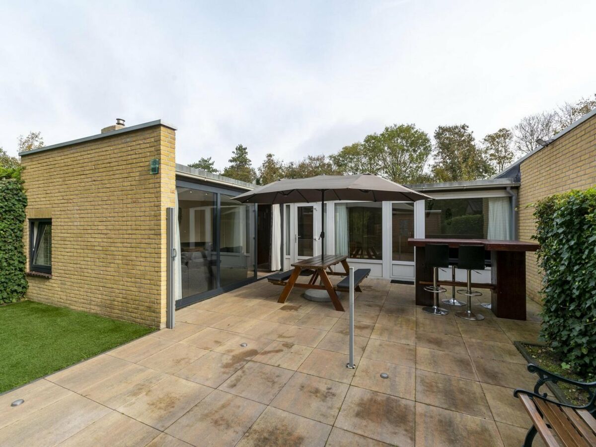 Bungalow Astounding bungalow with garden - Outdoor photo 3