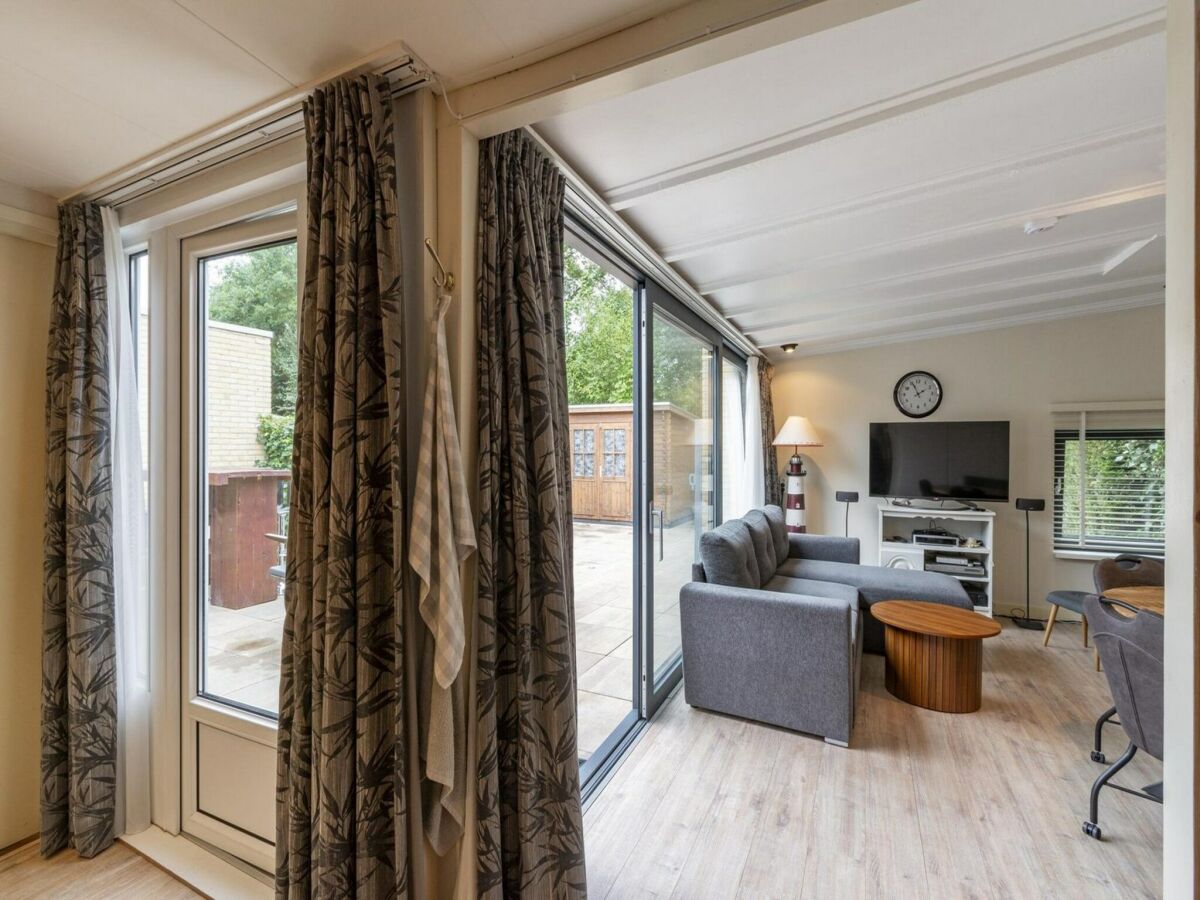 Bungalow Astounding bungalow with garden - Outdoor photo 5