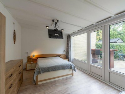 Bungalow Astounding bungalow with garden - Outdoor photo 12