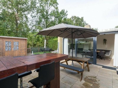 Bungalow Astounding bungalow with garden - Outdoor photo 30