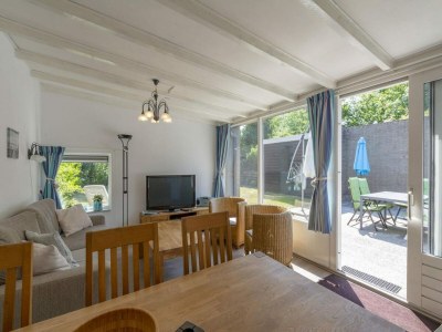 Bungalow Lovely bungalow with patio - Outdoor photo 5