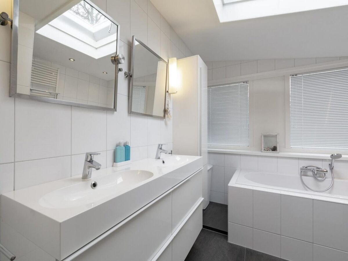 Holiday house Stylish bungalow at Duinland park with patio - Outdoor photo 2