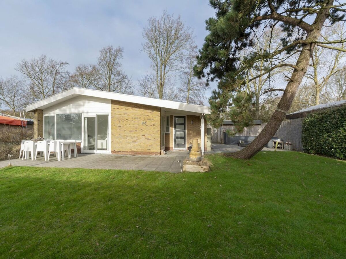 Holiday house Stylish bungalow at Duinland park with patio - Outdoor photo 3