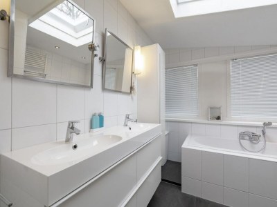 Holiday house Stylish bungalow at Duinland park with patio - Outdoor photo 2