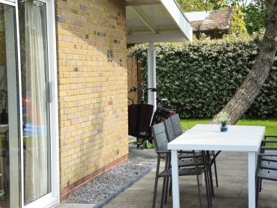 Holiday house Stylish bungalow at Duinland park with patio - Outdoor photo 19