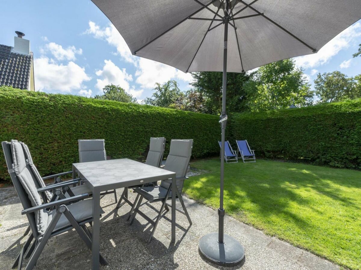 Holiday house Home with beautiful lawn - Outdoor photo 2