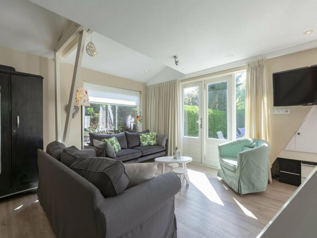 Holiday house Home with beautiful lawn - Outdoor photo 4