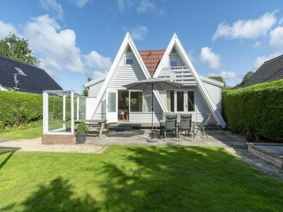 Holiday house Home with beautiful lawn in Sint Maartenszee - Holiday house