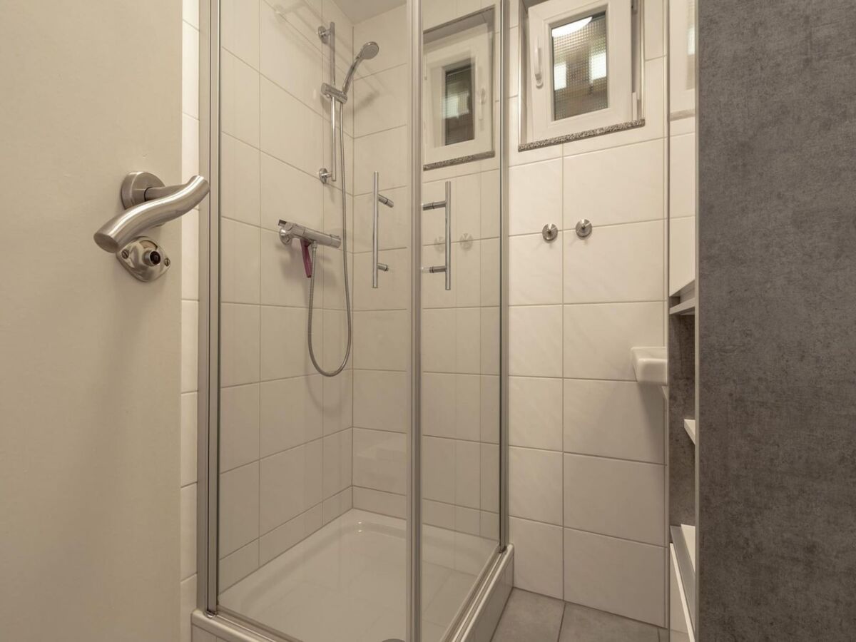 Bungalow Spacious bungalow with lawn - Outdoor photo 5