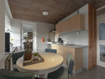 Bungalow Spacious bungalow with lawn - Outdoor photo 2