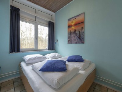 Bungalow Spacious bungalow with lawn - Outdoor photo 4