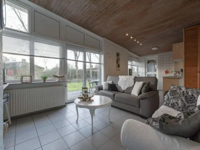 Bungalow Spacious bungalow with lawn - Outdoor photo 6