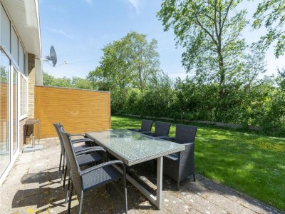 Bungalow Spacious bungalow with lawn - Outdoor photo 9