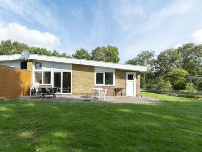 Bungalow Spacious bungalow with lawn - Outdoor photo 11