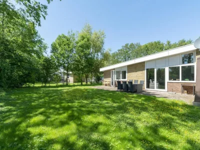 Bungalow Spacious bungalow with lawn - Outdoor photo 21