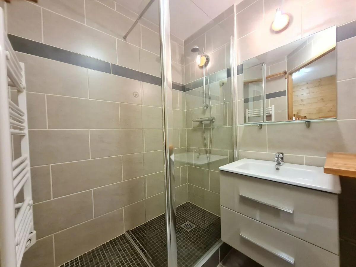 Apartment Spacious Apartment with Balcony - Features photo 4