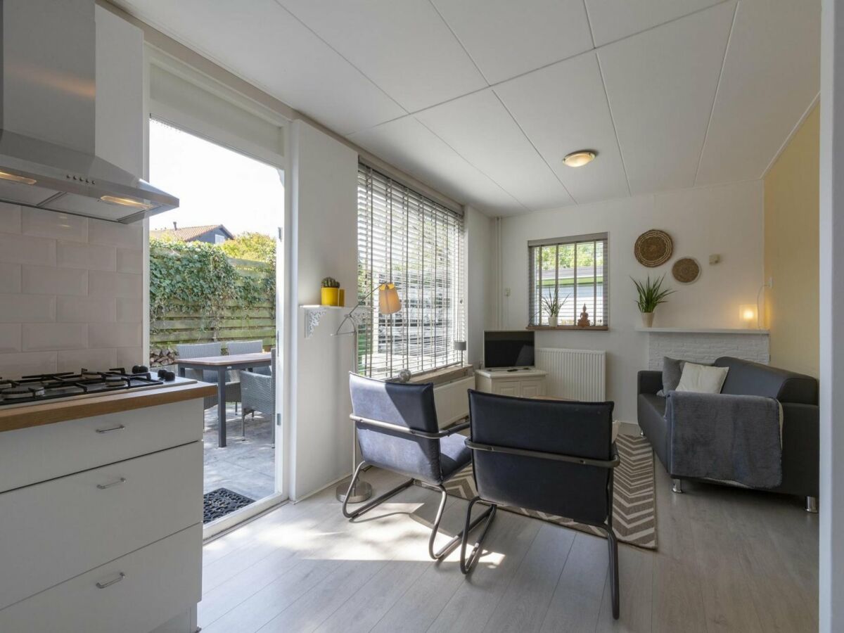 Holiday house Vibrant Holiday home with garden - Outdoor photo 4