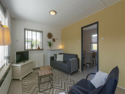 Holiday house Vibrant Holiday home with garden - Holiday house