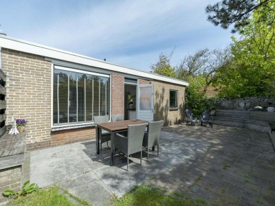 Holiday house Vibrant Holiday home with garden - Outdoor photo 2