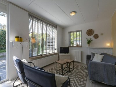 Holiday house Vibrant Holiday home with garden - Outdoor photo 3