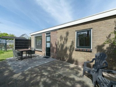 Holiday house Vibrant Holiday home with garden - Outdoor photo 8