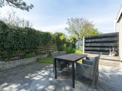 Holiday house Vibrant Holiday home with garden - Outdoor photo 13