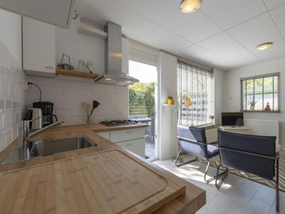 Holiday house Vibrant Holiday home with garden - Outdoor photo 15