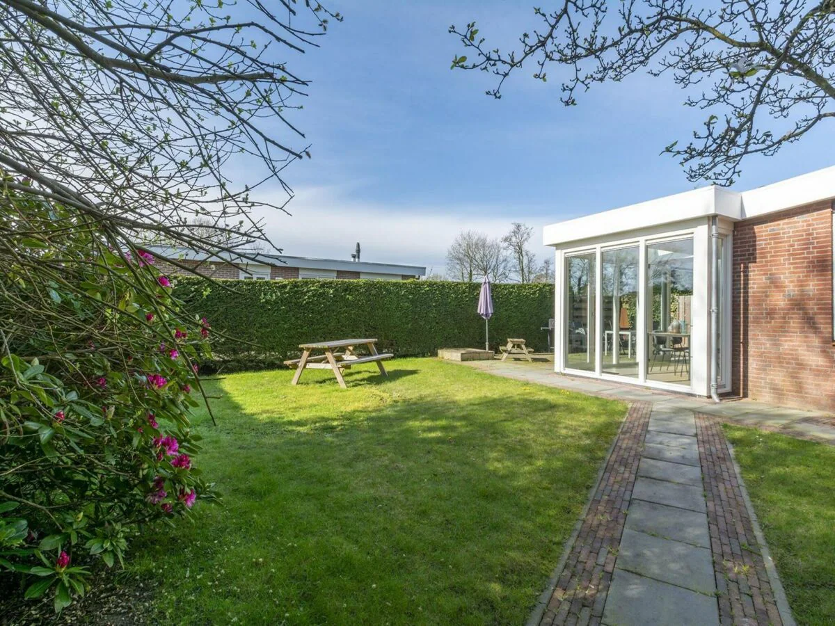 Bungalow Elegant bungalow with sauna and garden - Outdoor photo 5