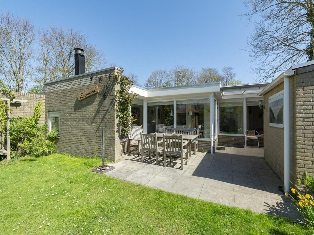 Bungalow Stylish bungalow with garden - Outdoor photo 2