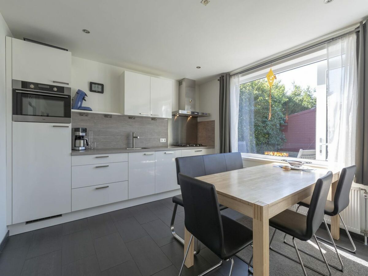 Bungalow Alluring seaside holiday home in Callantsoog - Outdoor photo 4