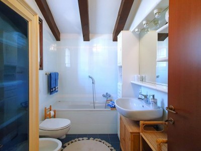 Holiday house House in Luino with Green Garden and City Views - Features photo 10