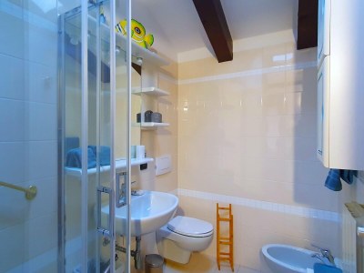 Holiday house House in Luino with Green Garden and City Views - Features photo 12