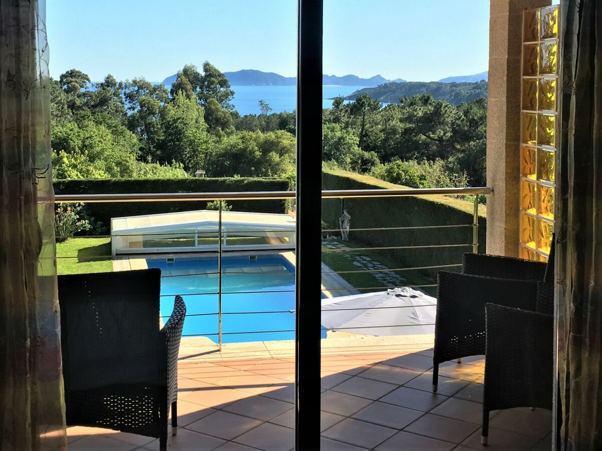 Villa Poolside Comfort by Coast - Outdoor photo 5